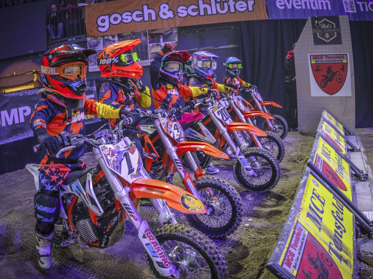 Motorcrossfahrer stehen im Startbereich