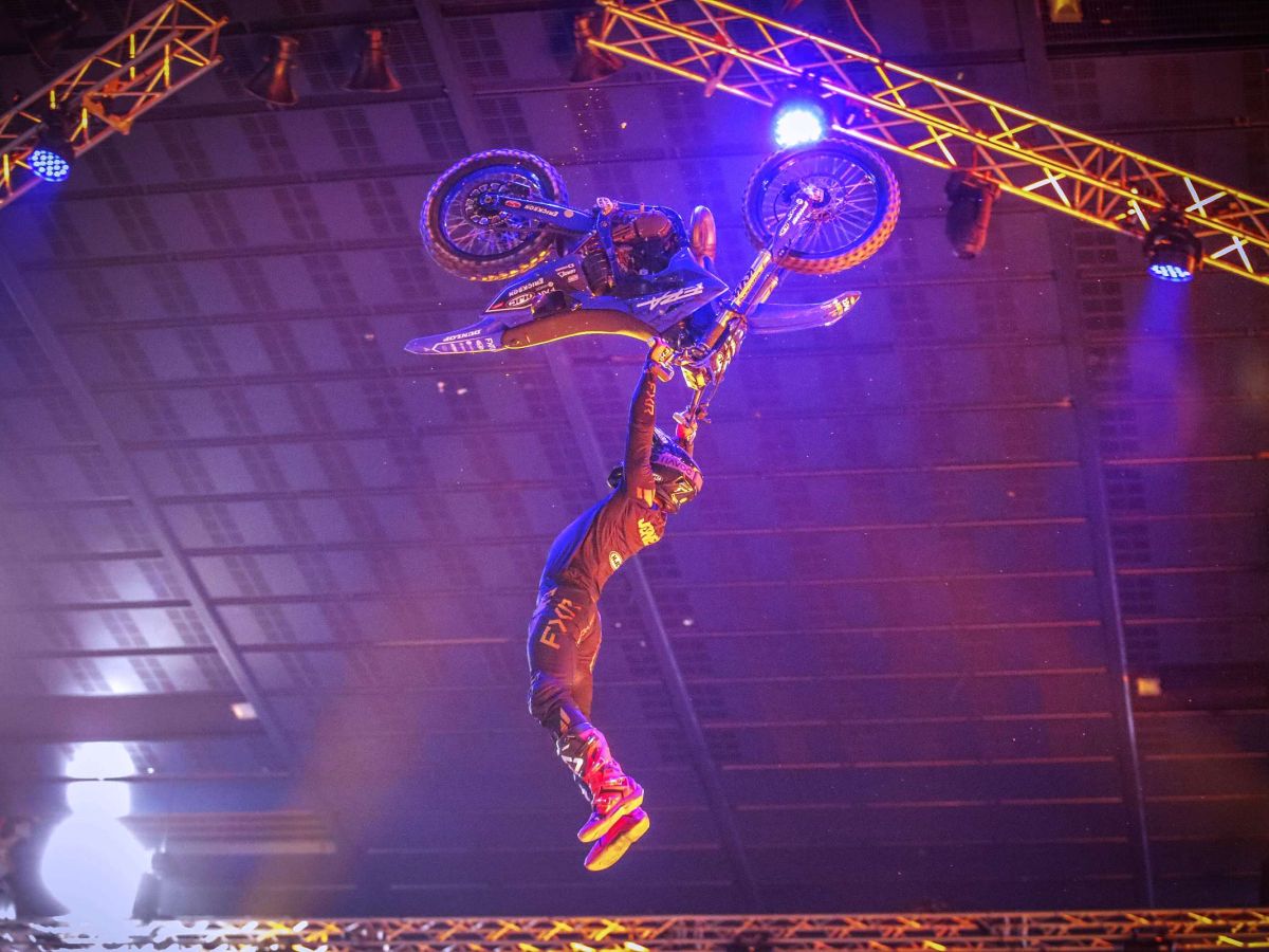 Salto Mann mit Motorrad