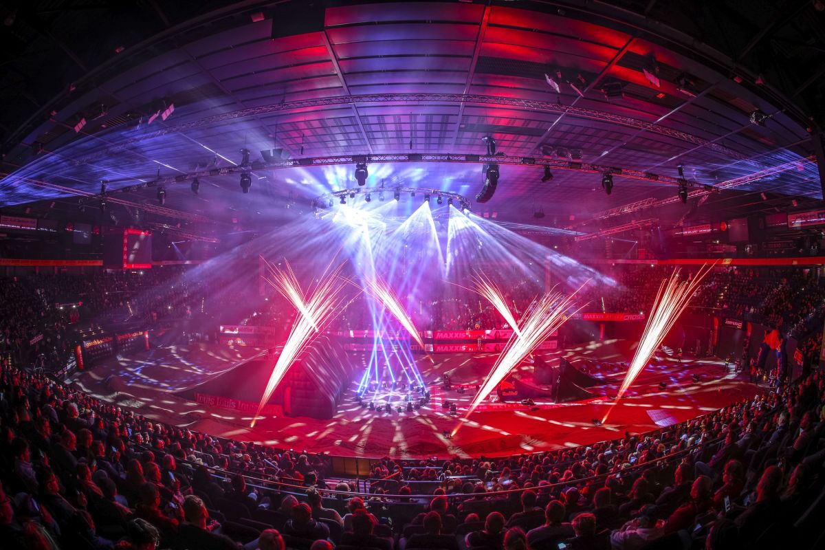 Jump & Race Masters 2023 - Halle mit Feuershow