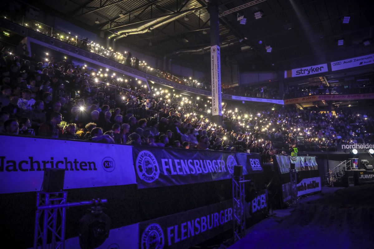 Jump & Race Masters 2023 - Trebühne und Publikum