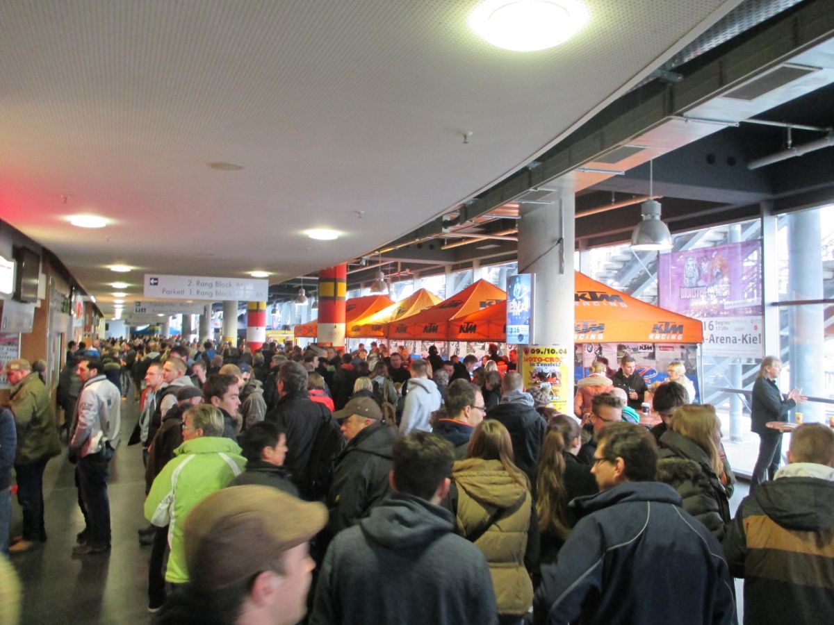 Ausstellung mit vielen Menschen