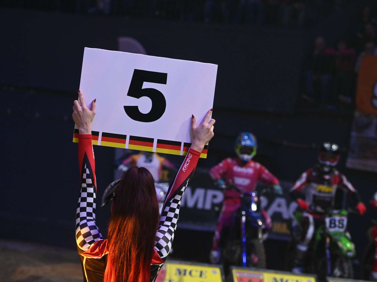 Frau zeigt Schild mit Nummer 5