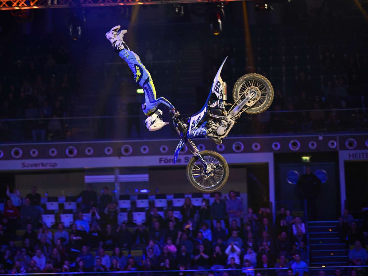 Salto Mann mit Motorrad