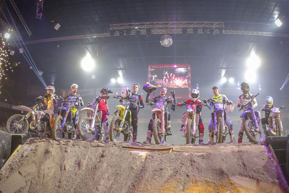 Jump & Race Masters 2025 – Sieger auf Hügel mit feuer