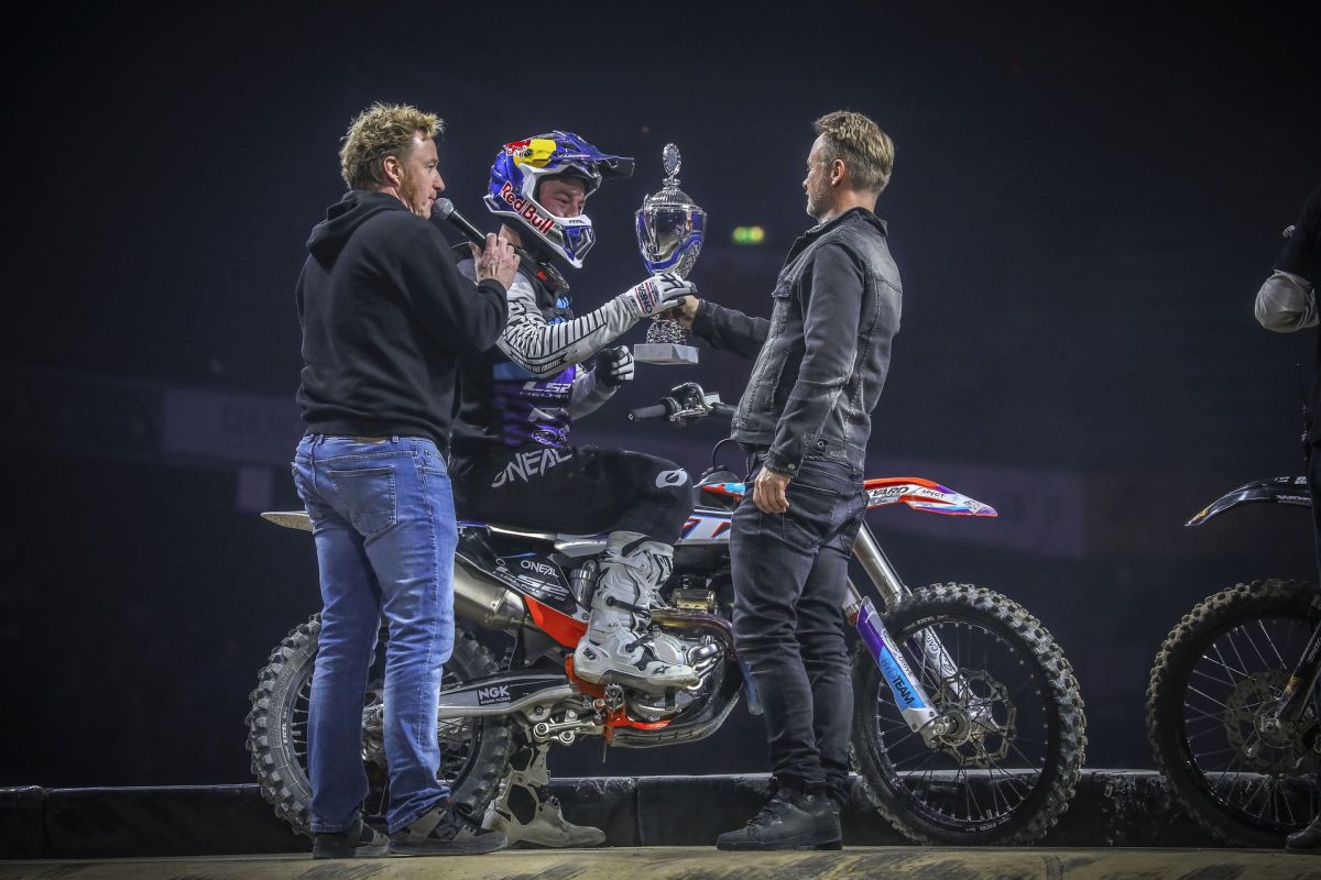 Jump & Race Masters 2023 - Fahrer geben sich die Feuste