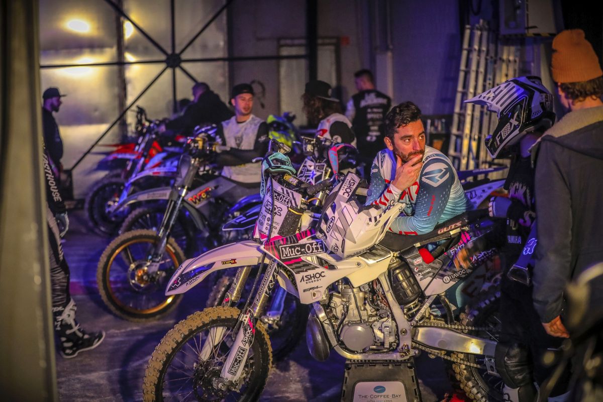 Jump & Race Masters 2023 - Rennfahrer mit Motorrad Backstage