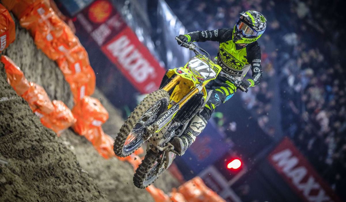 Motorcrossfahrer auf Rennstrecke Jump and Race 2020
