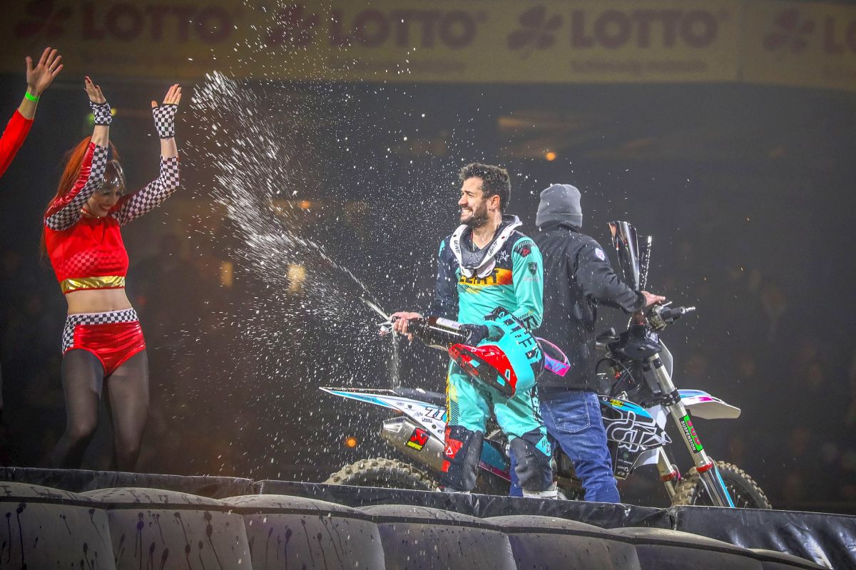 Jump & Race Masters 2023 - Sieger mit Champagner