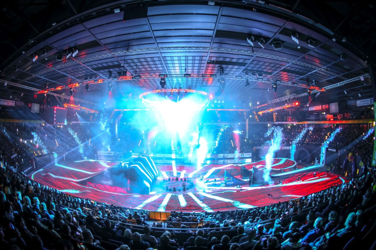Jump & Race Masters 2023 - Halle im blauen Licht