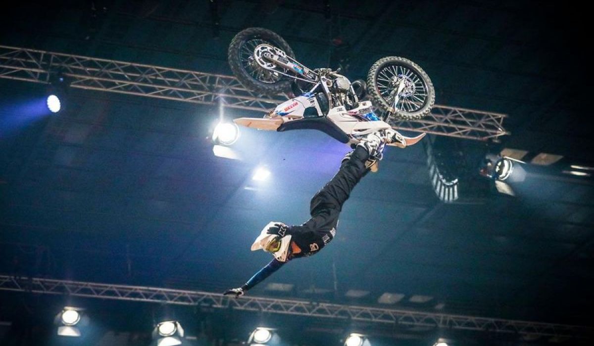 Motorradfahrer macht Salto beim Jump & Race Masters 2018