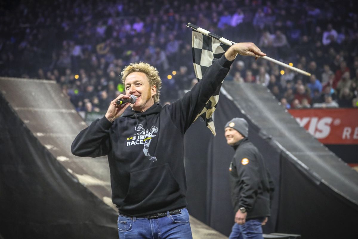 Jump & Race Masters 2023 - Mann hält Zielflagge auf Rennstrecke