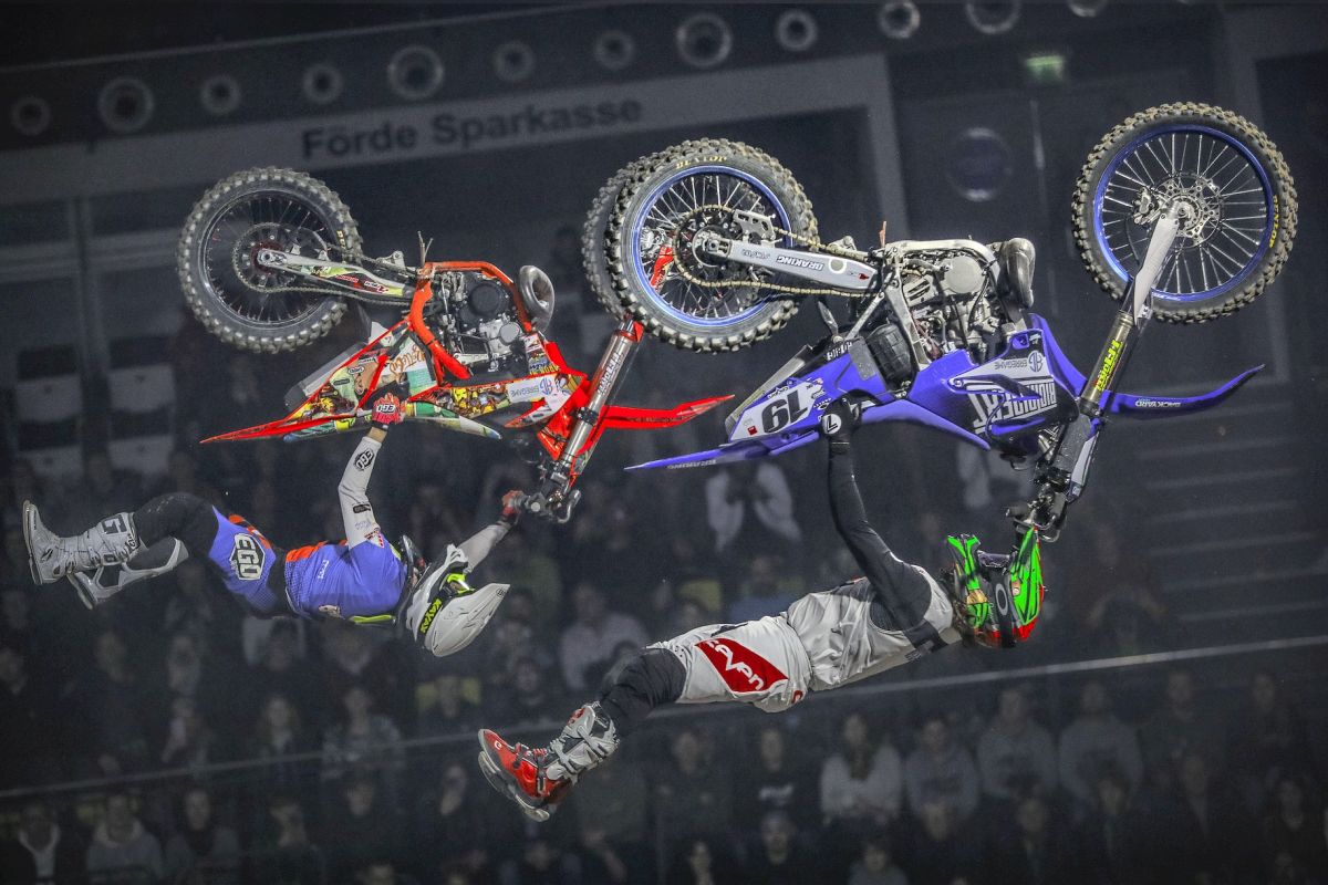 Jump & Race Masters 2023 - 2 Fahrer beim Stunt in der Luft