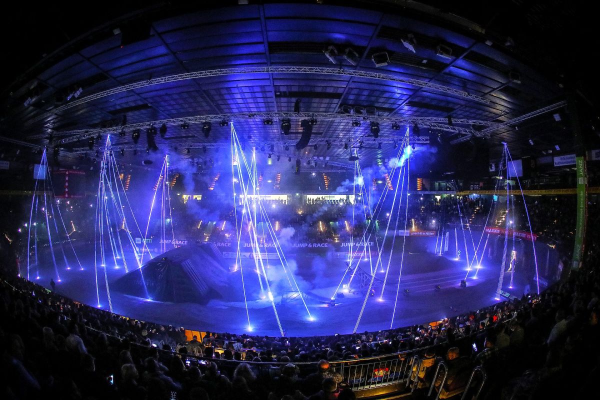 Jump & Race Masters 2025 – Halle im blauen Licht