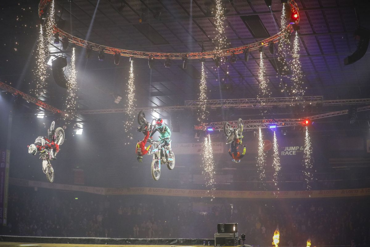 Jump & Race Masters 2023 - Fahrer in der Luft mit Feuer