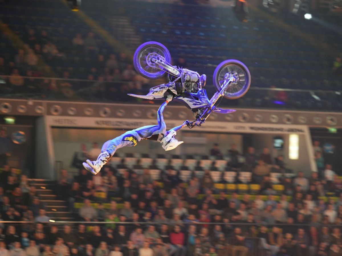 Salto Mann mit Motorrad