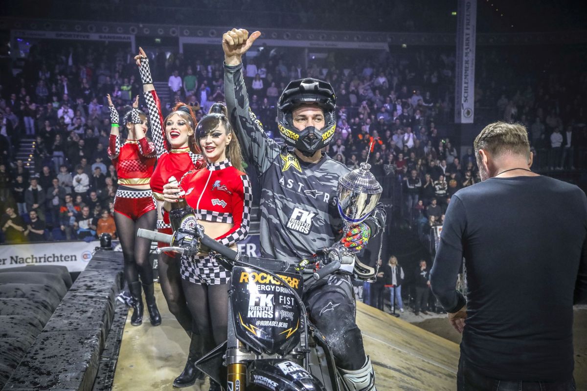 Jump & Race Masters 2023 - Siegerehrung mit Fangirls