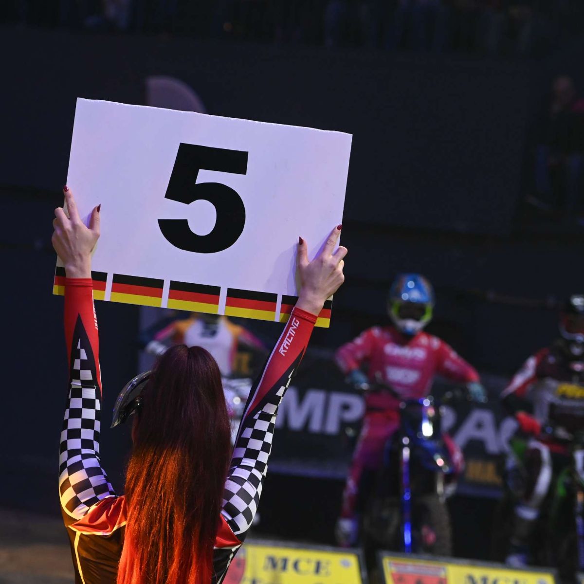 Frau hält Nummer 5 auf Schild hoch