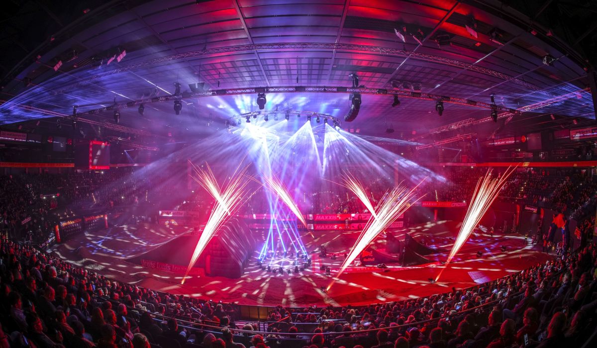 Ansicht Halle mit Feuerwerk auf Rennstrecke von Innen Jump and Race 2023