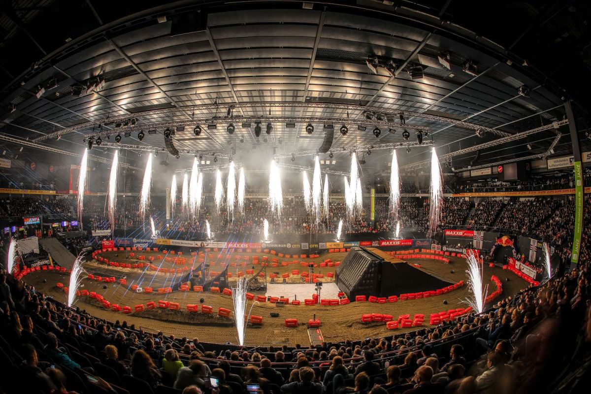 Jump & Race Masters 2020- Arena mit Feuershow
