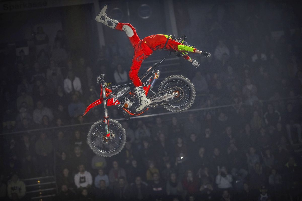 Jump & Race Masters 2023 - Fahrer macht Freestyle in der Luft