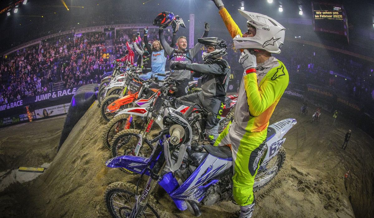 Motorcrossfahrer auf Hügel bei Jump and Race 2025